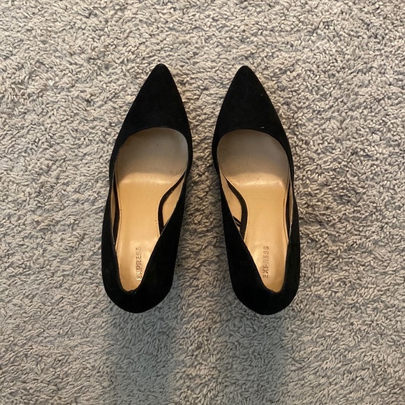 Express black pointed-toe wedges. Size 10 - Picture 1 of 2